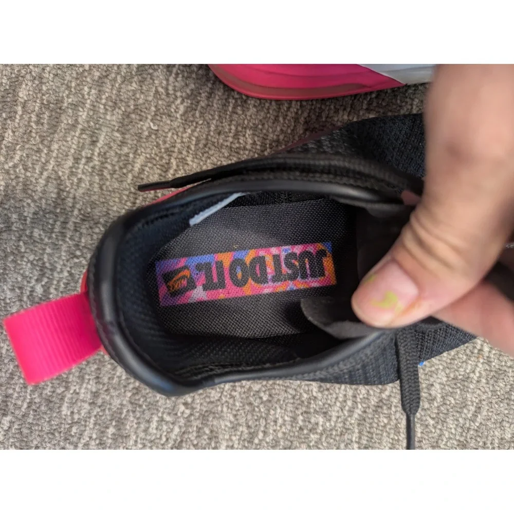 Nike Air Max Motion 2 Sneakers Women's 7 Black Hyper Pink‎ Blue CN2166-001